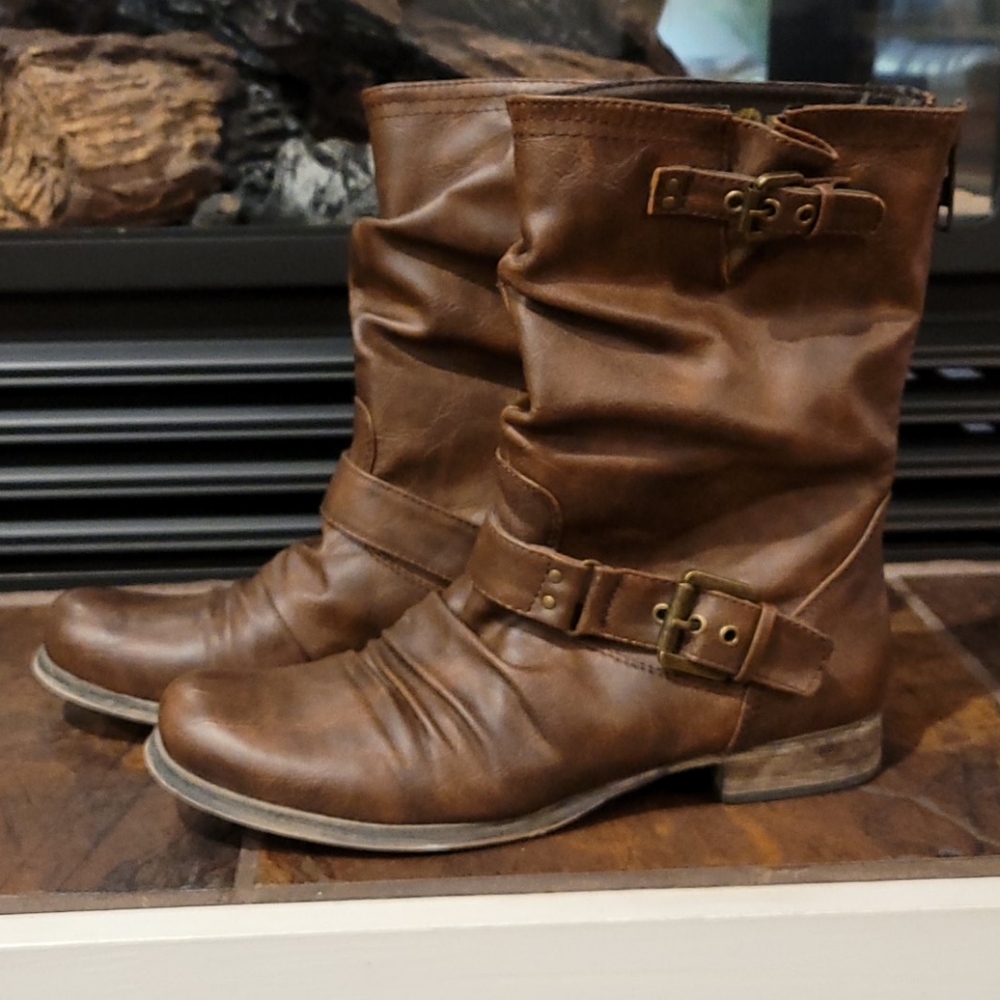Women's 9.5 Carlos boot 👢